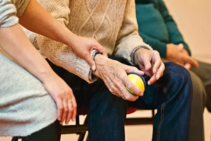 Seniors à Toulon : face à la saturation du centre-ville, quelles sont les alternatives pour un accueil de qualité en 2026 ?